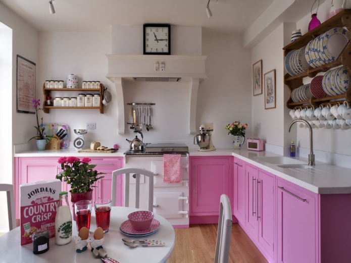 interior de cocina rosa y blanco