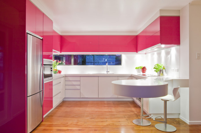 rausvos ir baltos spalvos virtuvės interjeras