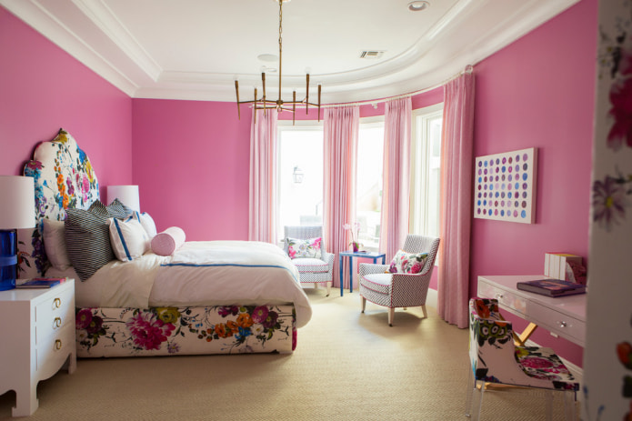 pereți roz în dormitor