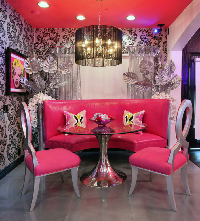 růžový nábytek