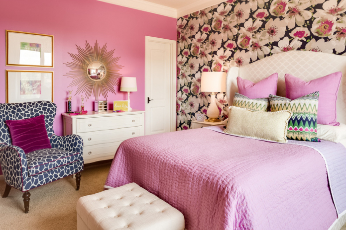 giấy dán tường có hoa trong phòng ngủ