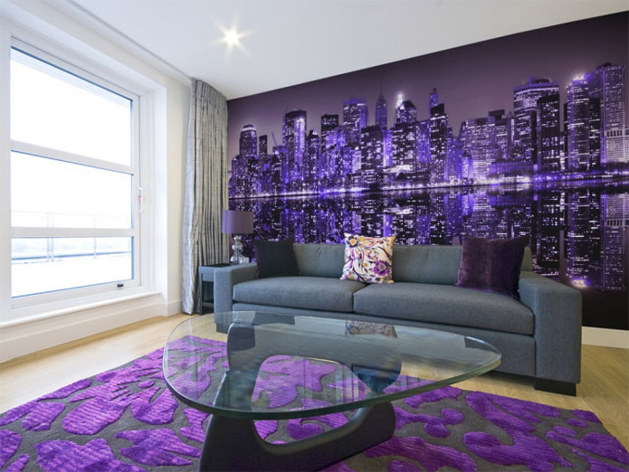 violetiniai tapetai su miesto įvaizdžiu interjere