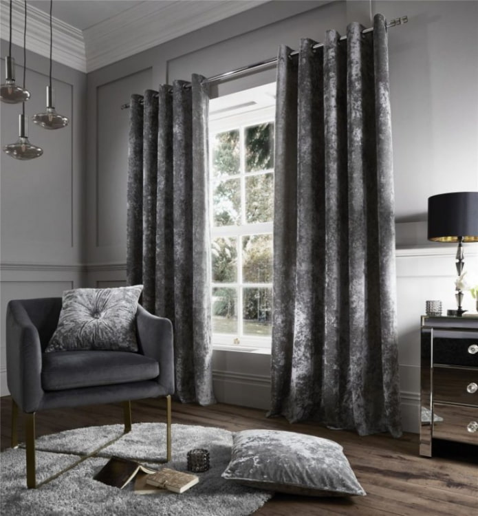 cortines de vellut gris a l'interior