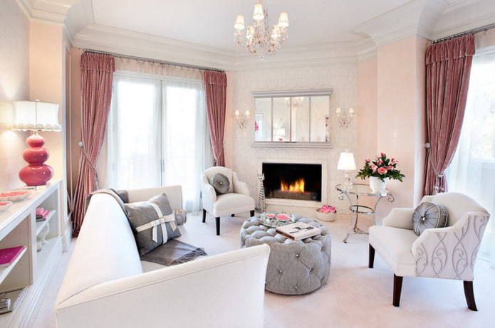 růžové sametové závěsy v obývacím pokoji