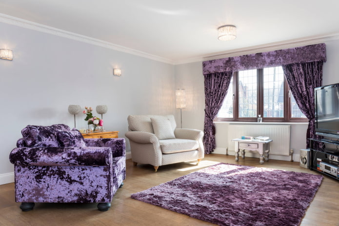 fialové sametové závěsy v obývacím pokoji