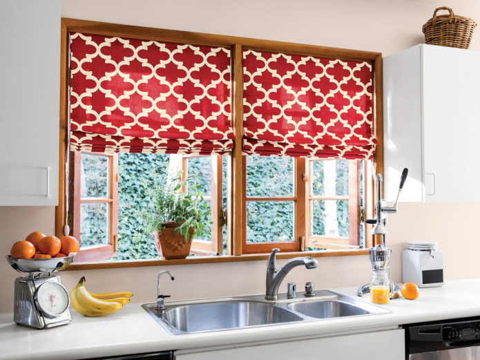 burgunder mønstrede romerske gardiner på kjøkkenet