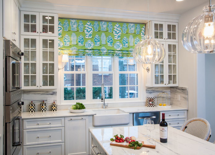 rèm cửa màu xanh lá cây với hoa văn trong nhà bếp