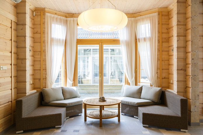 rideaux sur la baie vitrée dans une maison en bois