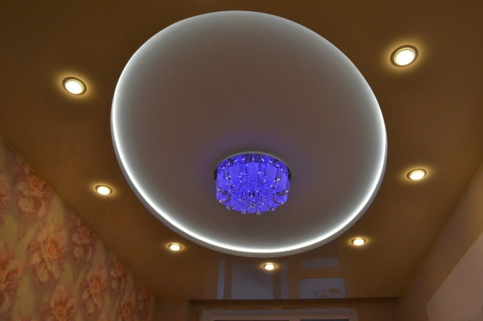konstrukcja sufitu z oświetleniem wnętrza