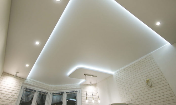 imponente struttura del soffitto in bianco
