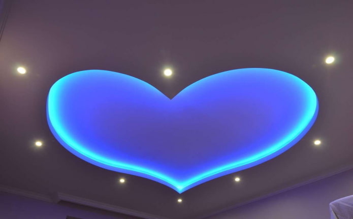 bir kalp şeklinde mavi yükselen tavan