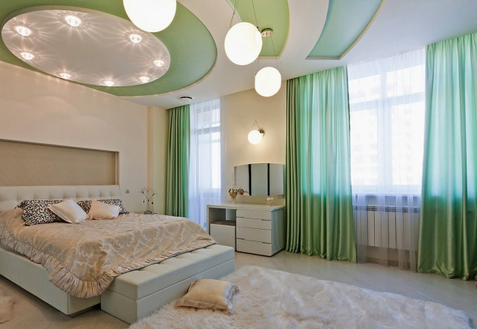 เพดานในสีขาวและสีเขียว