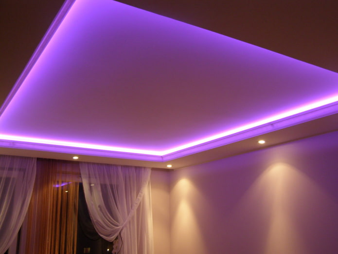 design flamboyant avec rétro-éclairage violet