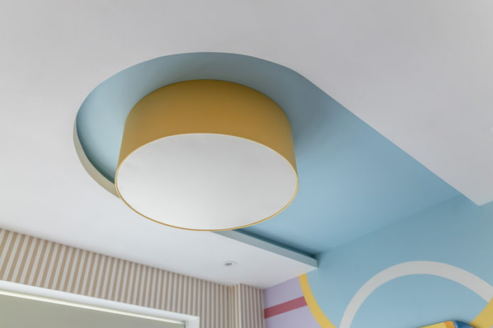 design del soffitto blu e bianco con lampadario