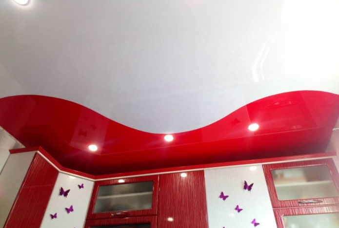 zavěšená stropní konstrukce v červené a bílé barvě