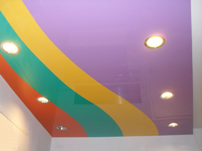 design de teto multicolorido