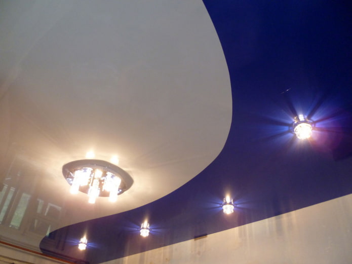 strečový strop v modrej a bielej farbe