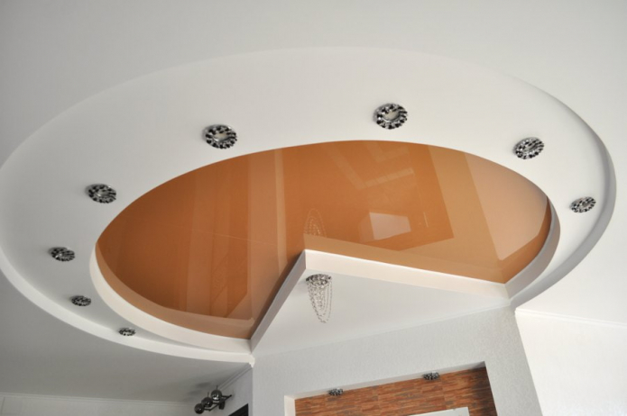 construction de plafond suspendu blanc et marron