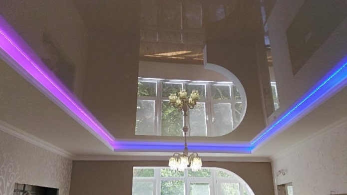 fioletowe i neonowe lampy sufitowe