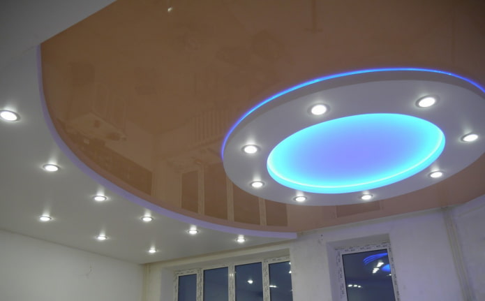 design del soffitto a più livelli con diversi tipi di illuminazione