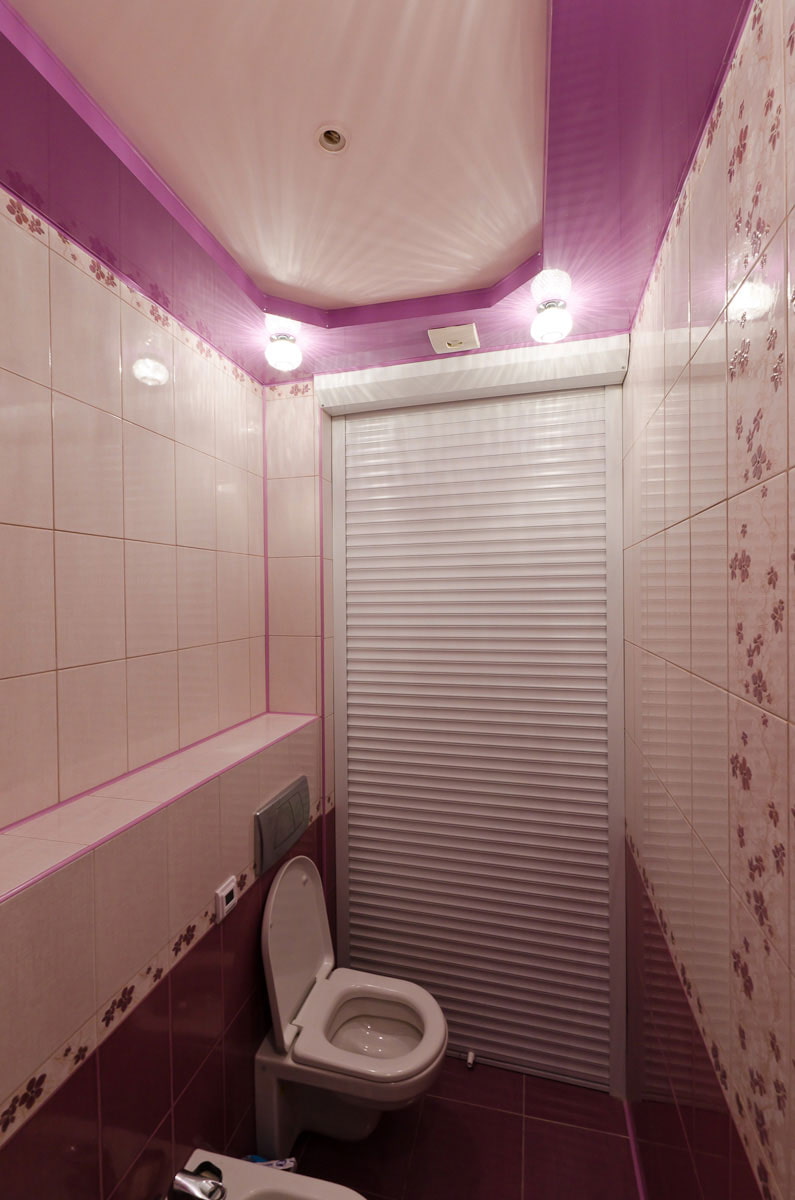 soffitto colorato in bagno