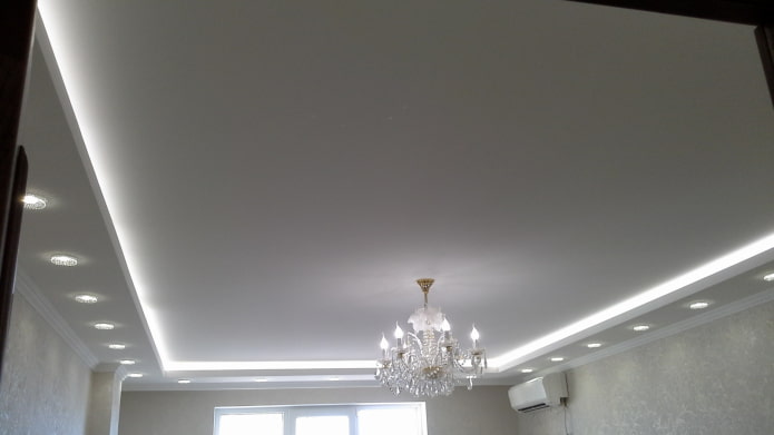 Plafond en bande LED avec spots intégrés