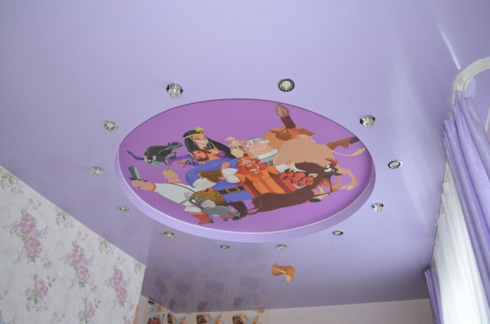 liliowa konstrukcja sufitu w pokoju dziecinnym
