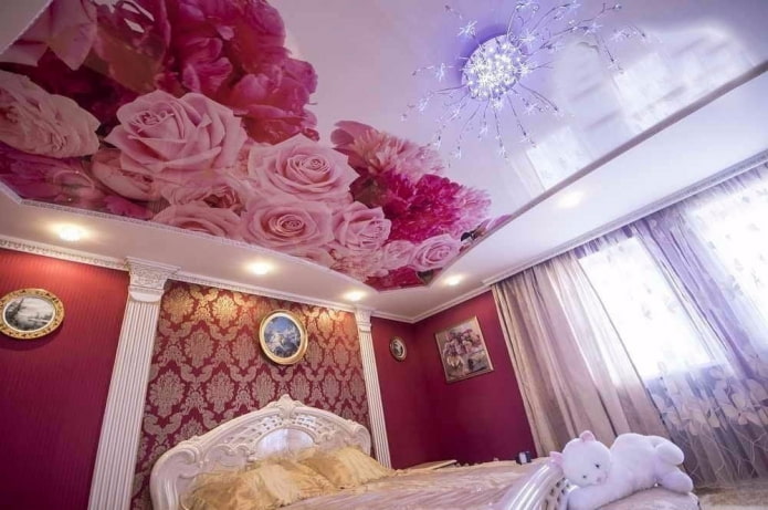 розов дизайн на тавана с фотопечат