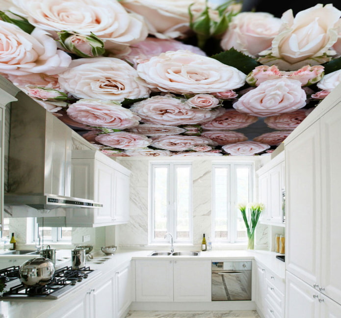 strop s květinami v kuchyni