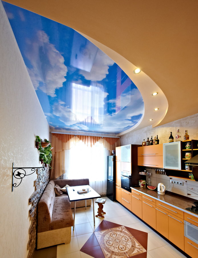 plafond avec l'image du ciel dans la cuisine