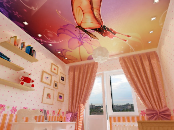 sufit ze zdjęciem motyla w pokoju dziecinnym
