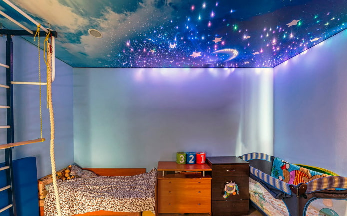 sufit z wizerunkiem gwiaździstego nieba w pokoju dziecinnym