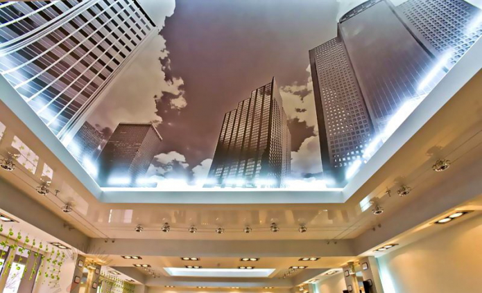 strop s panorámou mesta