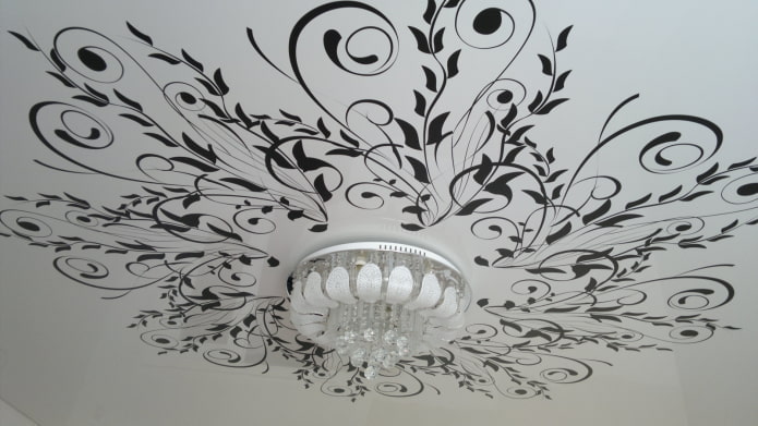 plafond blanc avec motif noir