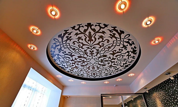 plafond de cercle avec un motif