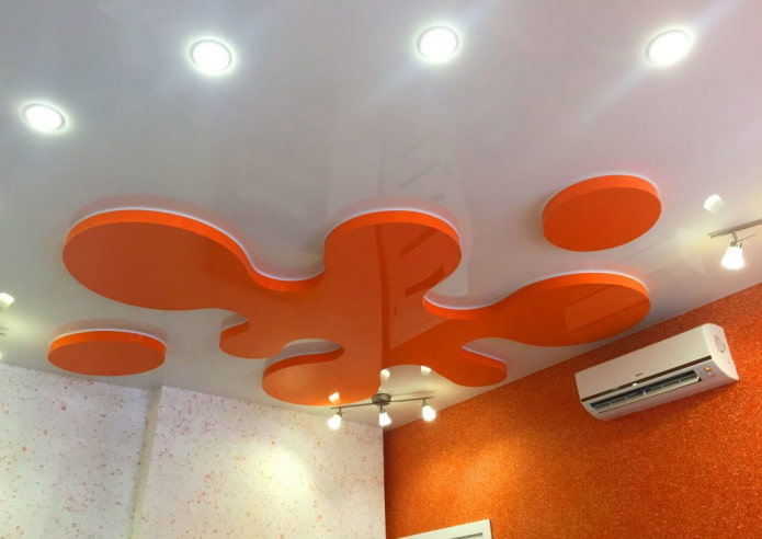 Construcció de sostre en suspensió taronja i blanc