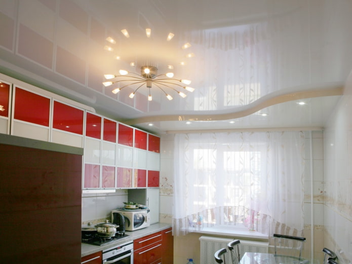 biely strečový strop v interiéri kuchyne