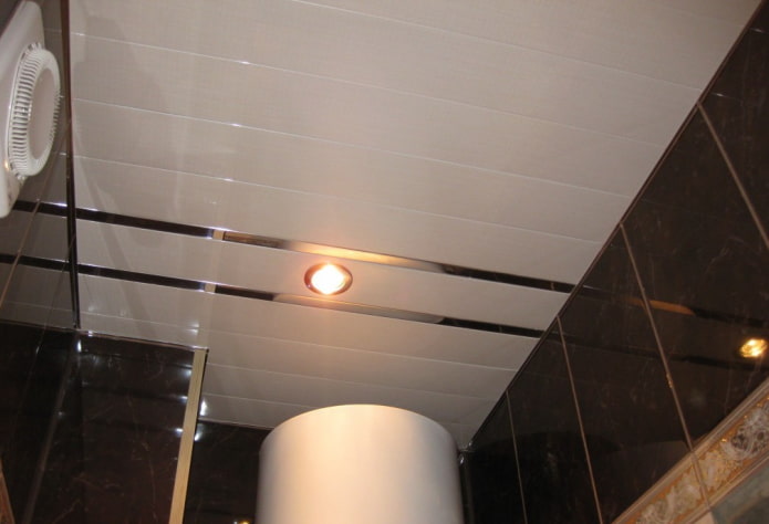 rackhängande struktur i badrummet