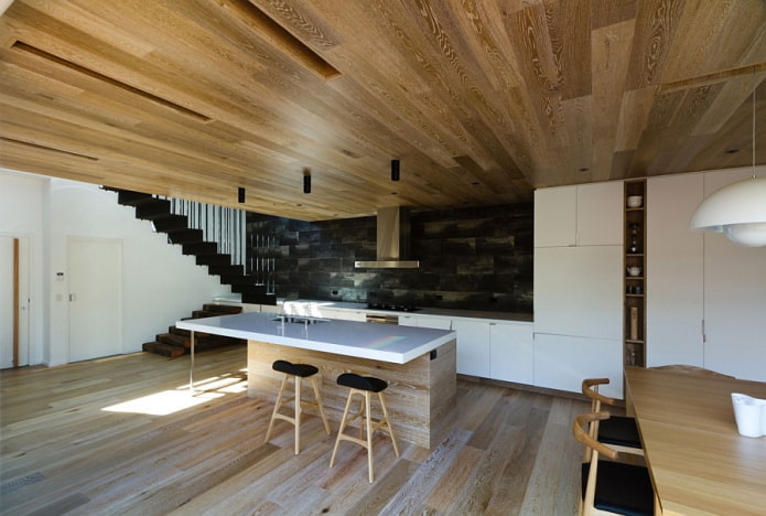 plafond en bois dans la cuisine