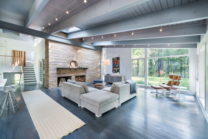 sivý drevený strop v obývacej izbe