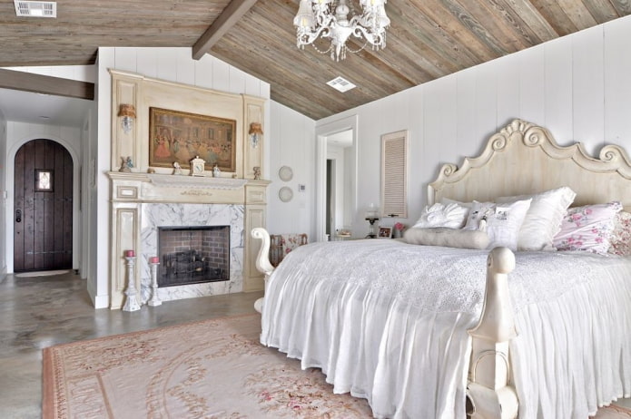 drewniany sufit w sypialni