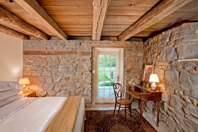 soffitto in legno con travi a vista nella camera da letto