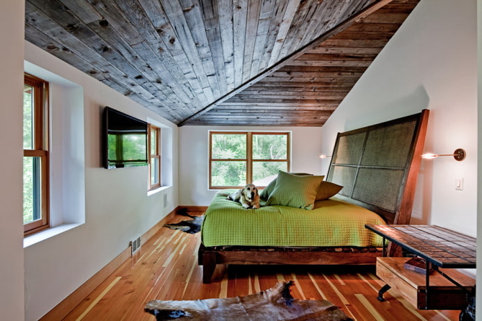 plafond en bois dans le grenier