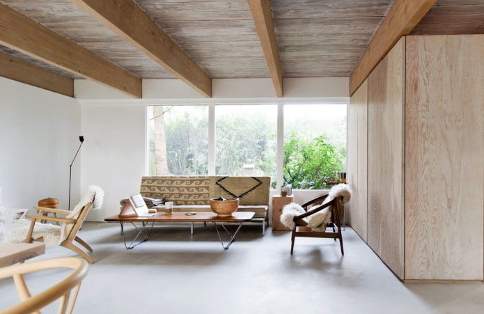 soffitto in legno con travi a vista nel soggiorno