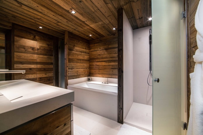 teto de madeira no banheiro