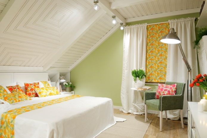soffitto in legno bianco nella camera da letto