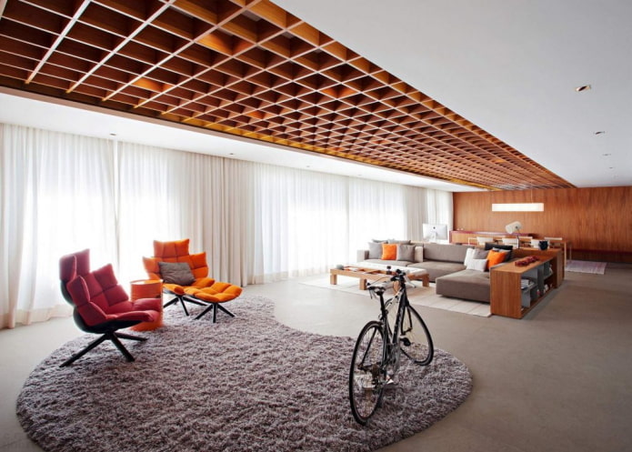 sufit z drewnianych prętów w salonie