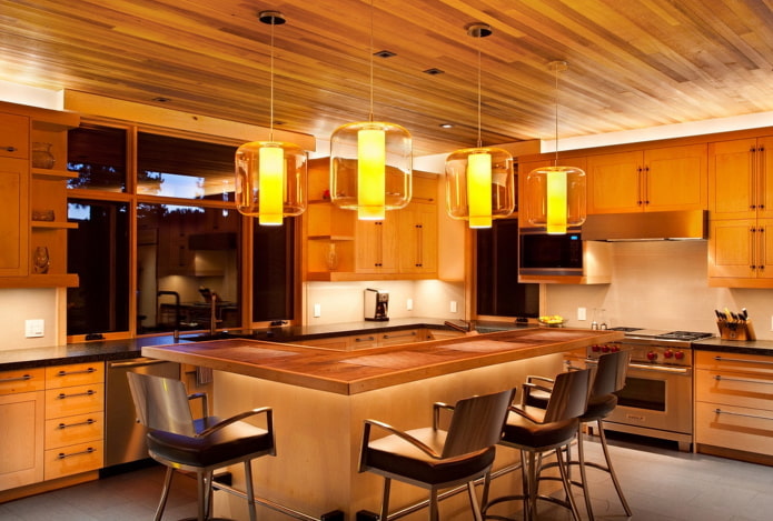 teto de madeira marrom na cozinha