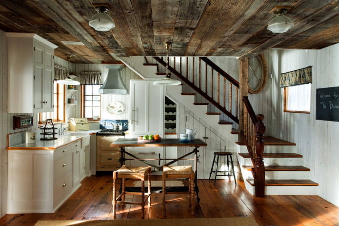 antyczny drewniany sufit w kuchni