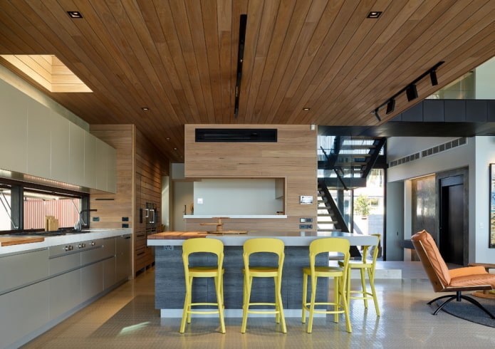 techo de madera en el interior de la cocina